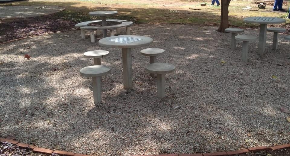 Mesa de jogos com bancos