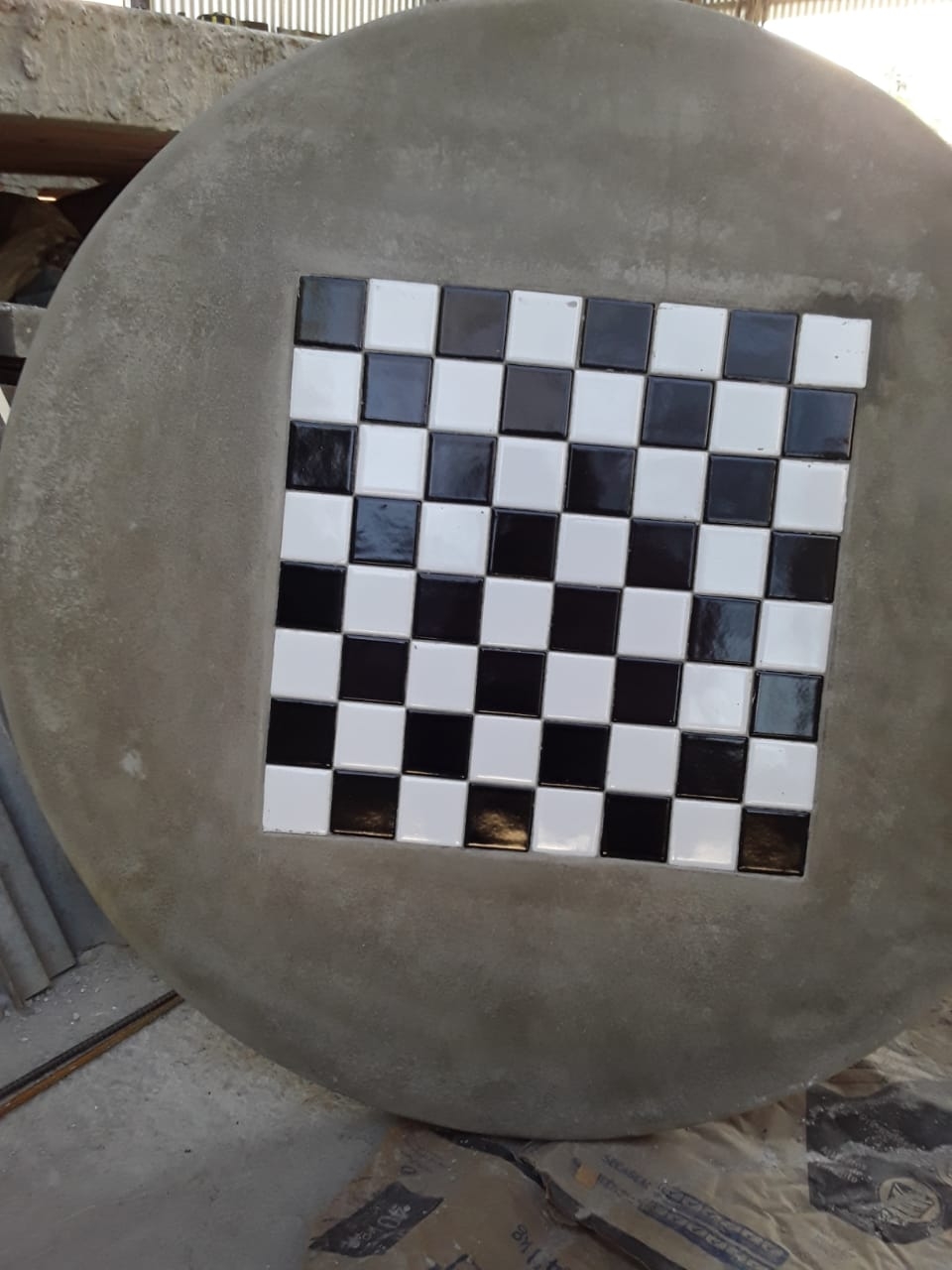 Mesa de jogos com bancos