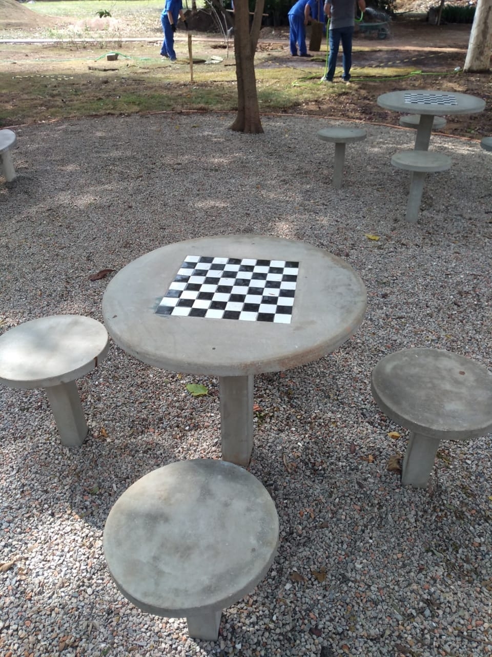 Mesa de jogos com bancos